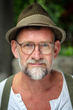 şapka ve gözlük 50'li yakışıklı sakallı adam portresi