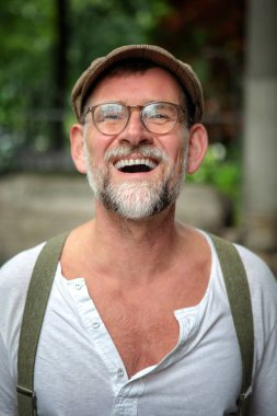 portre yakışıklı gülen adam şapka ve gözlük 50'li içinde sakallı