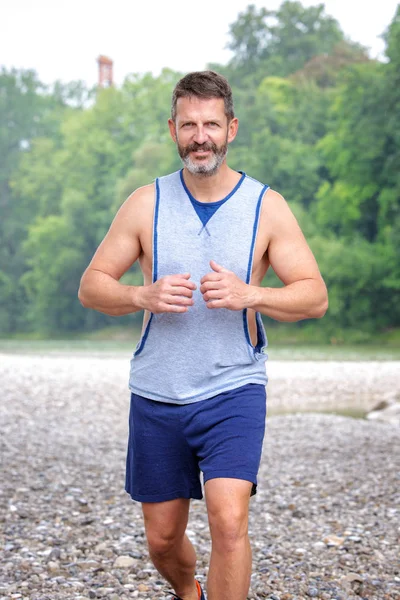 yakışıklı kaslı sakallı atlet açık havada çalışan portresi