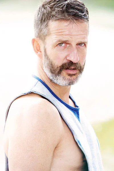 屋外で立って髭のハンサムな筋肉アスリート — ストック写真