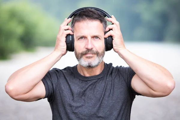 Porträt Eines Gutaussehenden Bärtigen Mannes Mit Kopfhörern Freien — Stockfoto