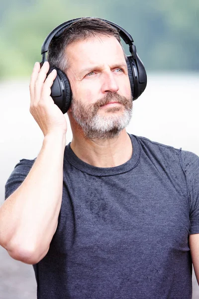 portre yakışıklı adam açık havada kulaklıklarla sakallı