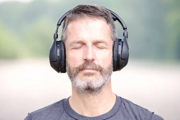 Porträt Eines Gutaussehenden Bärtigen Mannes Mit Kopfhörern Freien — Stockfoto