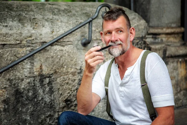 Retrato Homem Barbudo Bonito Seus Anos Fumar Cachimbo — Fotografia de Stock