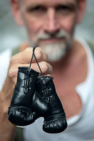 Bebaarde Man Met Klein Speelgoed Bokshandschoenen Zijn Handen — Stockfoto