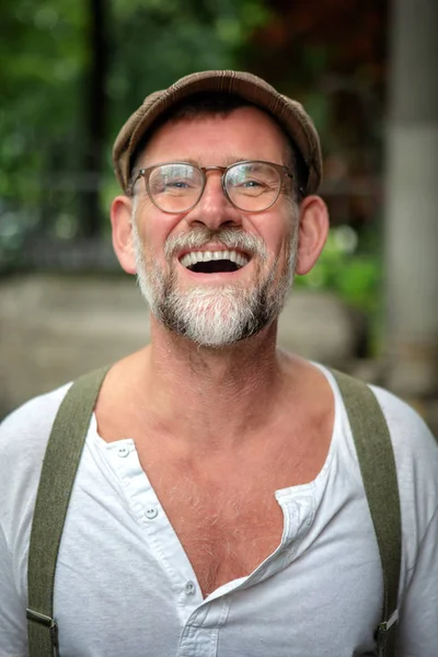 portre yakışıklı gülen adam şapka ve gözlük 50'li içinde sakallı