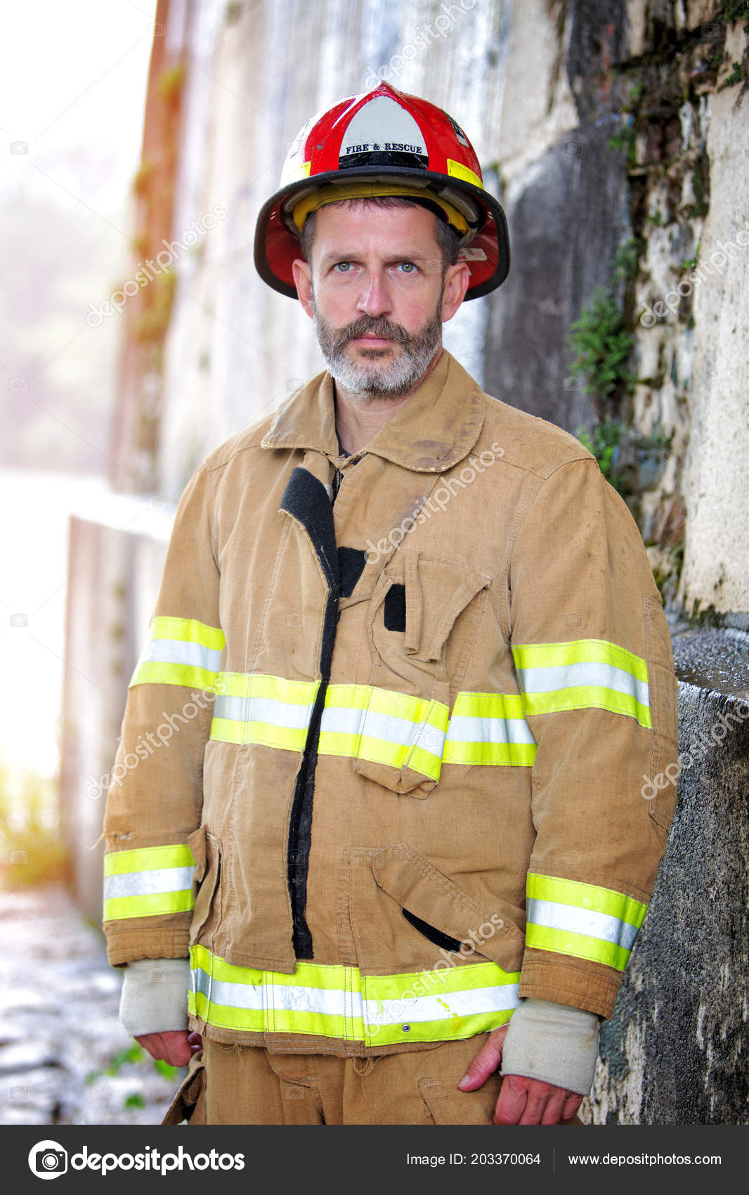 Un hombre con barba, casco y ropa de trabajo. retrato de un