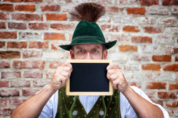 Knappe Beierse Man Met Een Zwarte Bord — Stockfoto