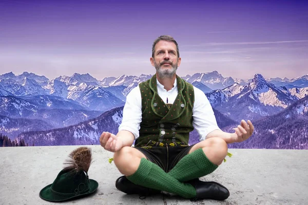 Hombre Bavariano Sentado Frente Panorama Montaña Meditando — Foto de Stock