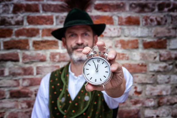 Bavarese Bello Uomo Che Tiene Orologio Verso Fotocamera — Foto Stock