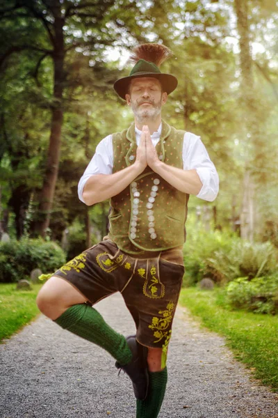 Hombre Bavariano Parado Aire Libre Posición Yoga Meditando — Foto de Stock