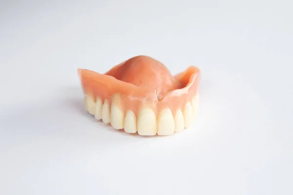 白い背景の上の歯科補綴物のクローズ アップ — ストック写真