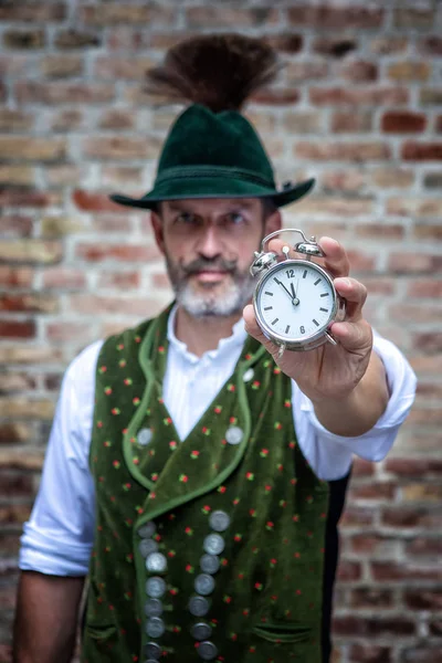 Hombre Bavariano Guapo Sosteniendo Reloj Hacia Cámara —  Fotos de Stock