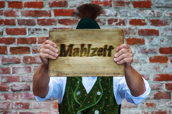Bawarski Człowieka Przed Murem Trzymając Znak Niemieckiego Słowa Dobry Apetyt — Zdjęcie stockowe
