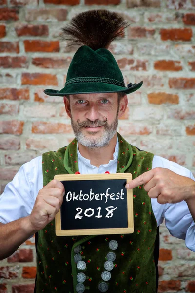 Красивый Баварский Мужчина Держит Табличку Словами Октоберфест 2018 — стоковое фото