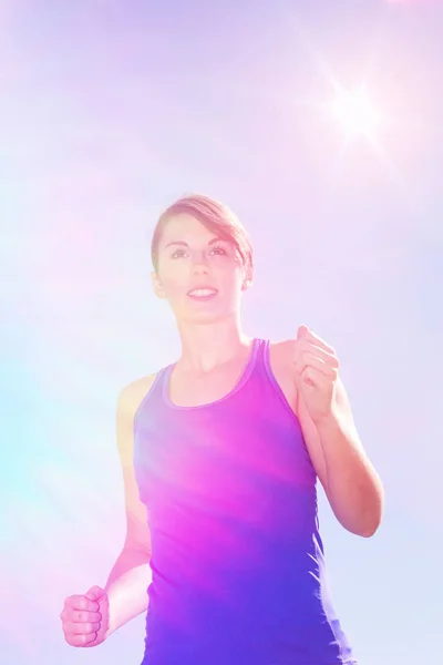 Genç Kadın Açık Havada Güneşli Mavi Gökyüzü Altında Koşu — Stok fotoğraf