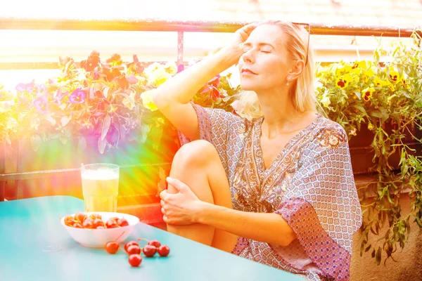 バルコニーに座って 太陽を楽しんでいる金髪の女性の肖像画 — ストック写真