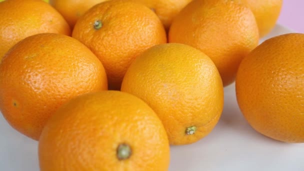 Orangengruppe Auf Einem Weißen Rotierenden Teller — Stockvideo