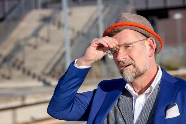 Hombre Guapo Sus Años Esperando Estación Tren Mirando Enojado — Foto de Stock