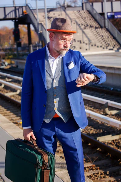 Hombre Traje Estación Tren Mirando Molesto Reloj Pulsera — Foto de Stock