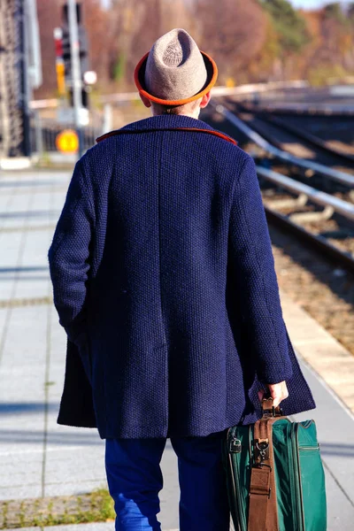 Empresário Com Chapéu Casaco Azul Andando Estação Trem — Fotografia de Stock