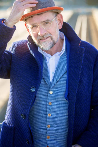 Retrato Hombre Guapo Sus Años Traje Azul Sombrero — Foto de Stock