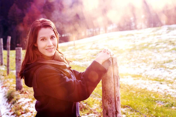 Portrait Une Jeune Femme Brune Debout Extérieur Dans Des Champs — Photo