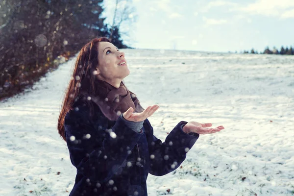 Brunette Jeune Femme Debout Extérieur Profiter Neige — Photo