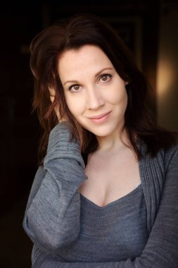 Genç güzel esmer gülümseyen kadın portresi 