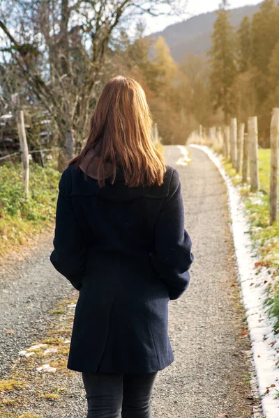 Back Young Brunette Woman Walking Outdoors Path — Stock Photo, Image