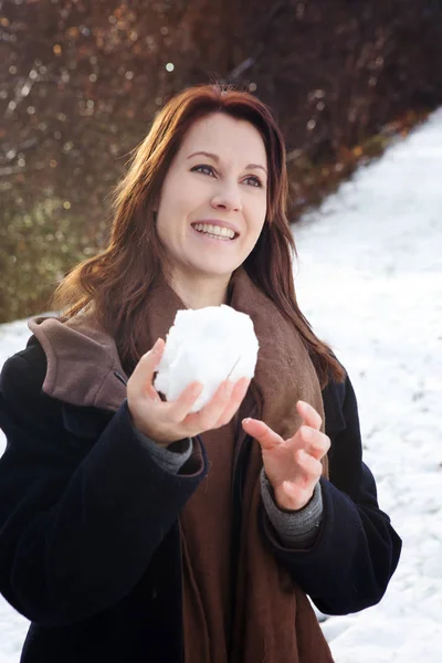 Jeune Femme Brune Plein Air Dans Neige Avec Boule Neige — Photo