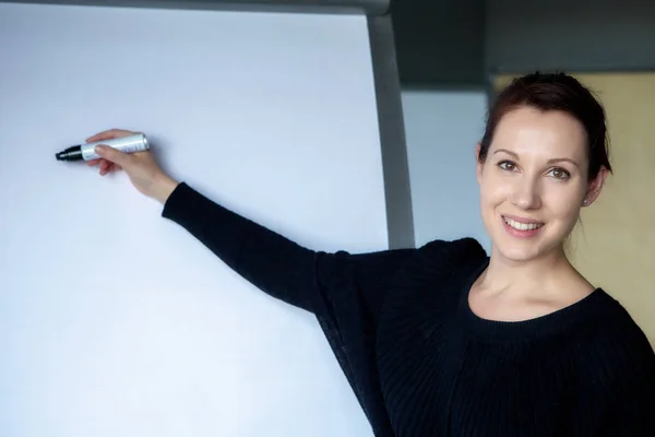 Jonge Brunette Vrouw Wijzend Een Flipchart Kantoor — Stockfoto