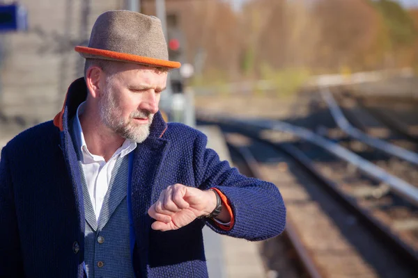 Чоловік Костюмі Залізничній Станції Дивиться Роздратовано Його Наручний Годинник — стокове фото