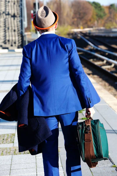 Επιχειρηματίας Καπέλο Και Μπλε Κοστούμι Πόδια Στο Σιδηροδρομικό Σταθμό — Φωτογραφία Αρχείου