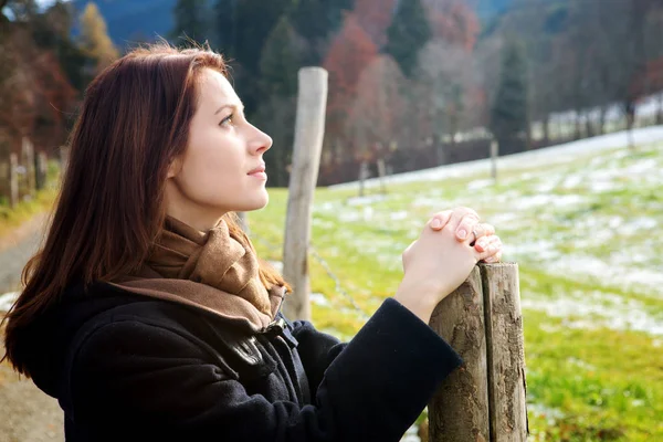 Portrait Une Jeune Femme Brune Debout Extérieur Dans Des Champs — Photo