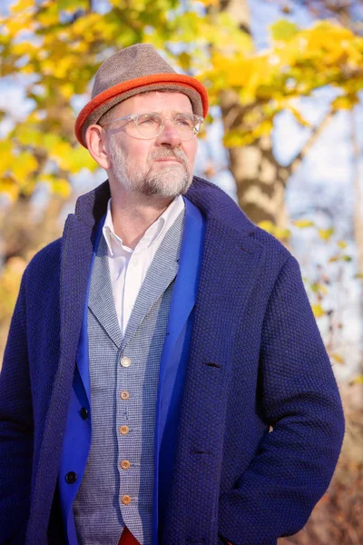 Retrato Hombre Guapo Sus Años Traje Azul Abrigo Aire Libre — Foto de Stock