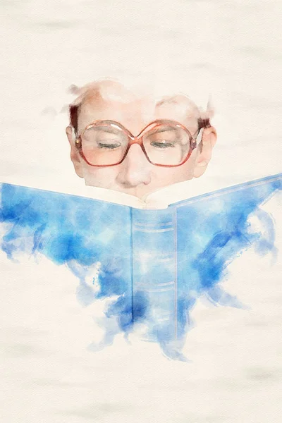 Жінка в окулярах читає в синій книзі — стокове фото