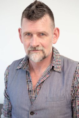 50'li yıllarda gülümseyen yakışıklı gri saçlı adam