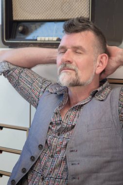 vintage radyo yanında rahatlatıcı onun 50s yakışıklı adam