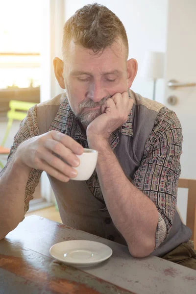 Gutaussehender Mann um die 50 und trinkt Kaffee — Stockfoto