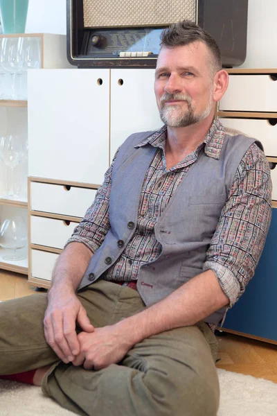 Handsome man in his 50s relaxing next to vintage radio — Stock Photo, Image