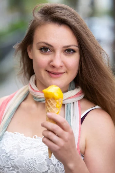 Mladá brunetka žena venku drží zmrzlinu kužel — Stock fotografie