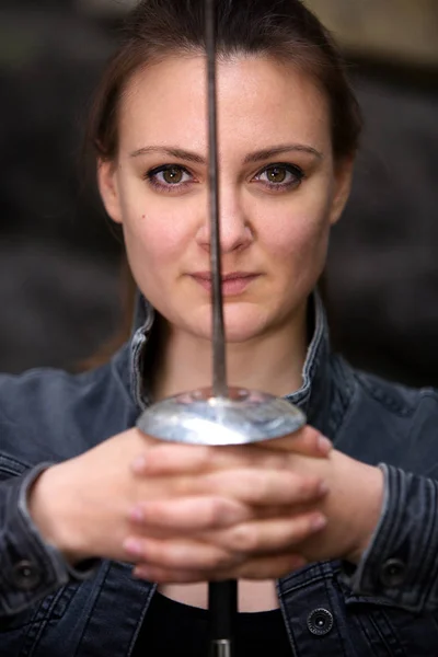 Portrait de jeune femme en plein air avec epee — Photo