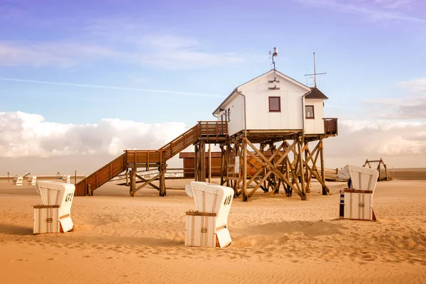 Будинок на дерев'яних ставки на пляжі і плетені пляжні стільці — стокове фото