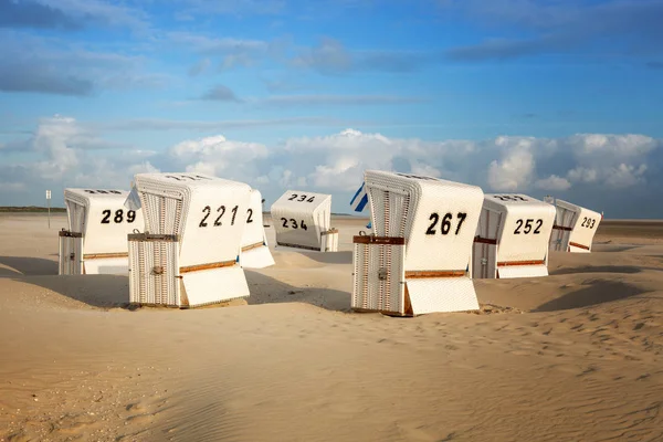 Білі плетені стільці для пляжу на пляжі — стокове фото
