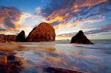  gün batımında oregon brookings plaj görünümü