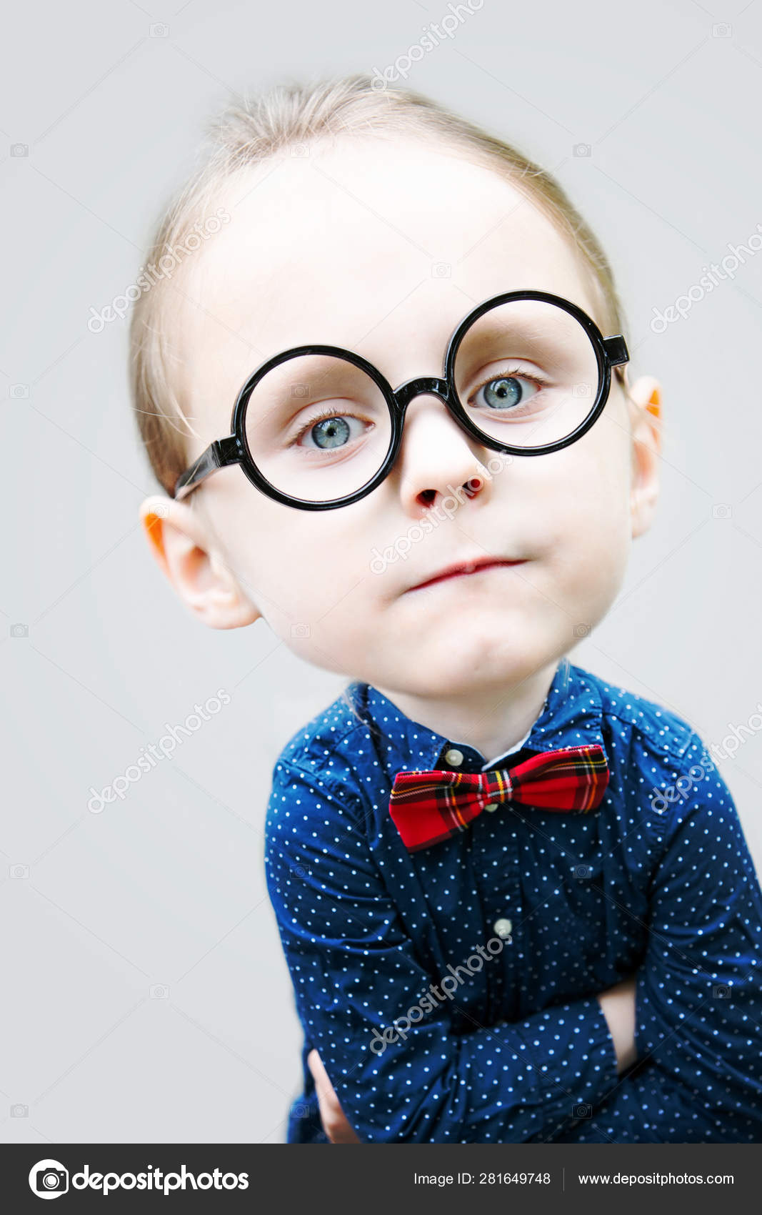 Frohe Nerdige Jugend Mit Portieren Brillen Halterung Stockbild - Bild von  frau, zähne: 205817865