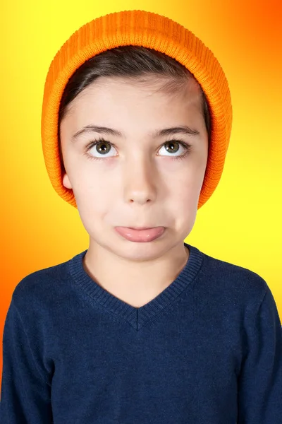 Bielmik młody chłopak z duży głowa na pomarańczowy tło — Zdjęcie stockowe
