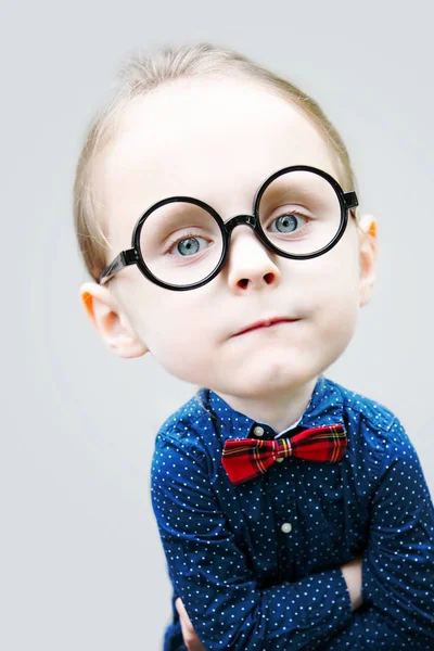 Retrato de niño nerd con cabeza grande y gafas —  Fotos de Stock