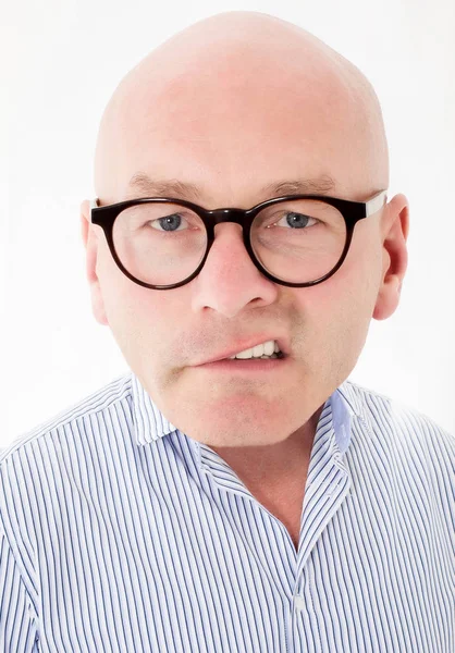 Bald-headed man med stort huvud gör en grimas — Stockfoto